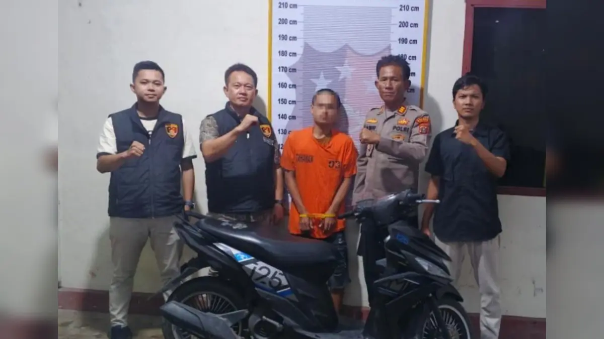 Pelaku curanmor bersama barang bukti sepeda motor diamankan aparat kepolisian usai ditangkap di Madina.