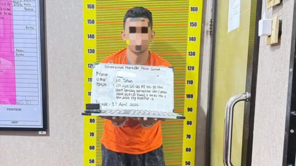 Pelaku pengedar sabu diamankan polisi bersama puluhan paket narkotika hasil penggerebekan di kos kawasan Timbang Galung, Pematangsiantar.