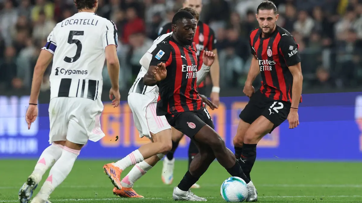 Pemain AC Milan Rafael Leao mencoba menembus pertahanan Juventus dalam laga Serie A di San Siro yang berakhir imbang 0-0.