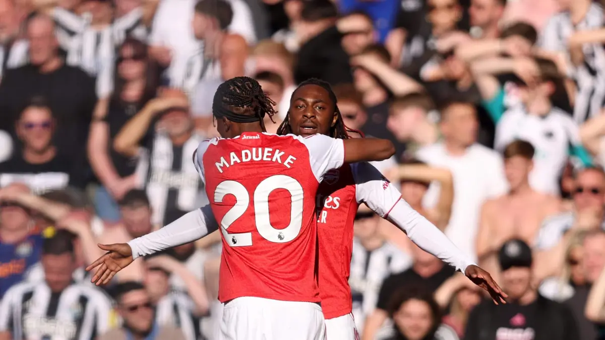 Pemain Arsenal merayakan gol kemenangan ke gawang Newcastle United dalam laga Premier League yang mengantar The Gunners kembali ke puncak klasemen.