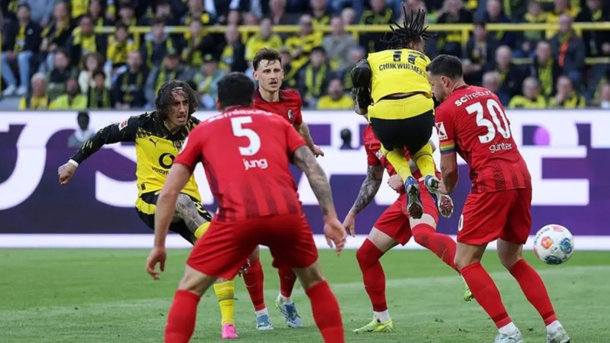 Pemain Borussia Dortmund merayakan gol saat membantai SC Freiburg 4-0 dalam lanjutan Bundesliga di Signal Iduna Park, Minggu (26/4/2026).