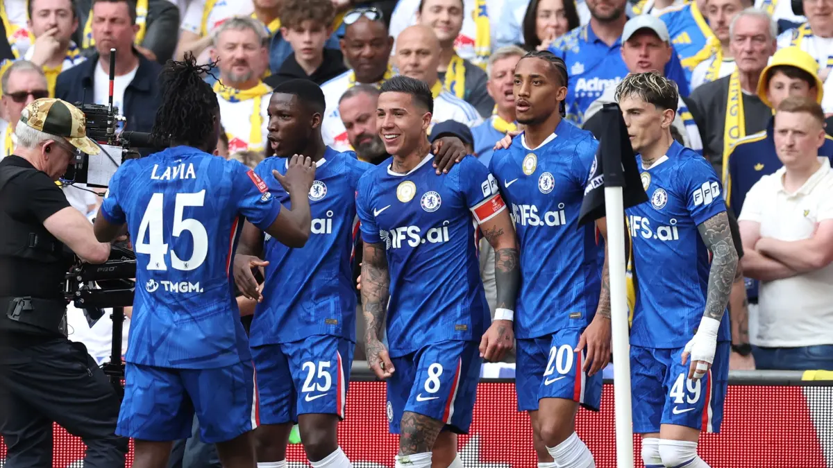 Pemain Chelsea merayakan gol Enzo Fernandez ke gawang Leeds United pada semifinal Piala FA di Wembley yang mengantar The Blues ke final.