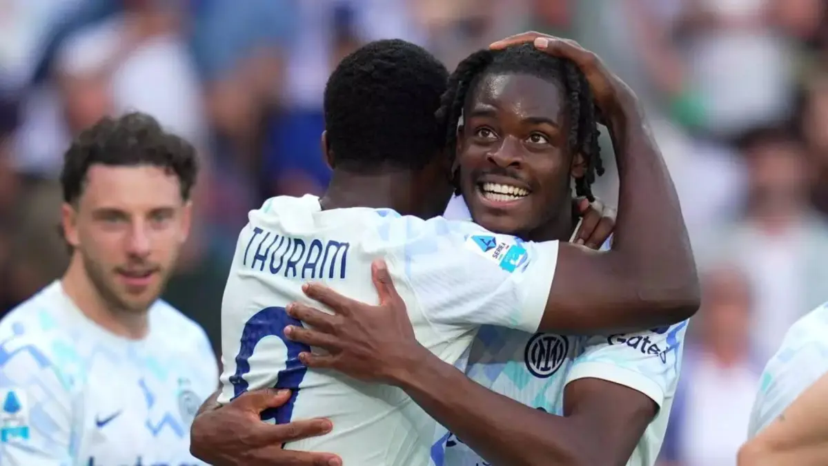 Pemain Inter Milan Marcus Thuram berusaha melewati kawalan pemain Torino dalam laga Serie A yang berakhir imbang 2-2 di Stadion Torino.
