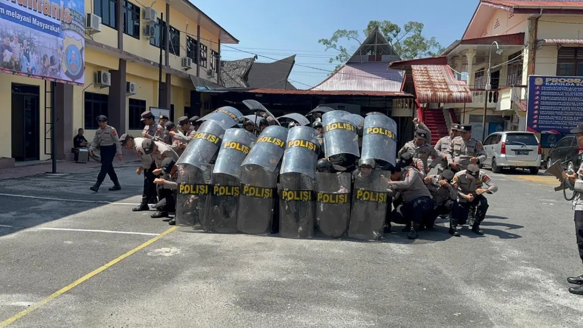 Personel Polres Pematangsiantar mengikuti latihan pengendalian massa (dalmas) di lapangan apel sebagai persiapan menghadapi unjuk rasa.
