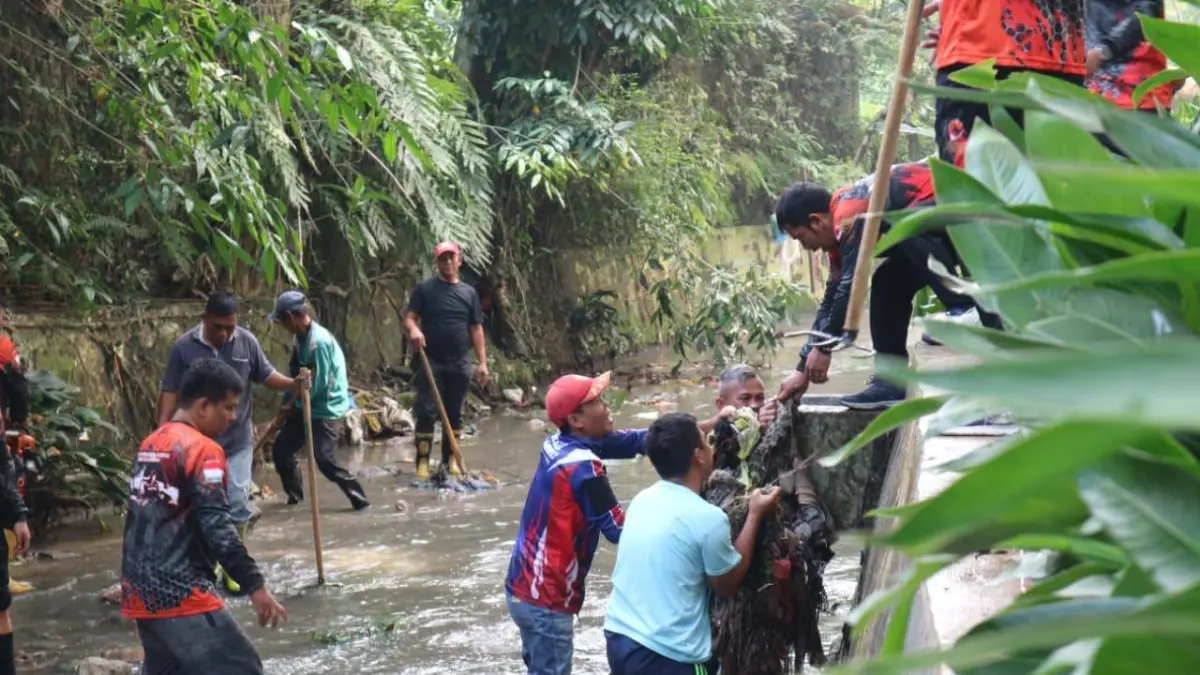 Petugas DLH bersama warga dan komunitas lingkungan melakukan aksi bersih sungai di Taman Kehati, Pematangsiantar, dalam rangka Hari Bumi 2026.