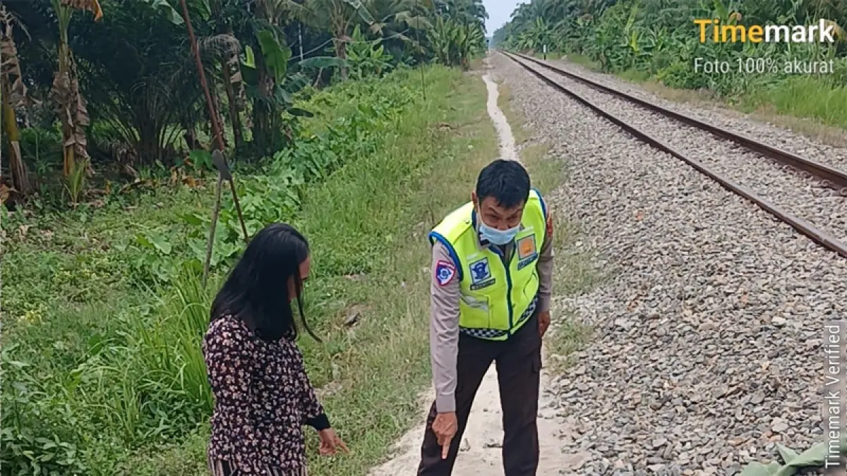 Polisi melakukan olah TKP kecelakaan lalulintas melibatkan kereta api dan sepedamotor.