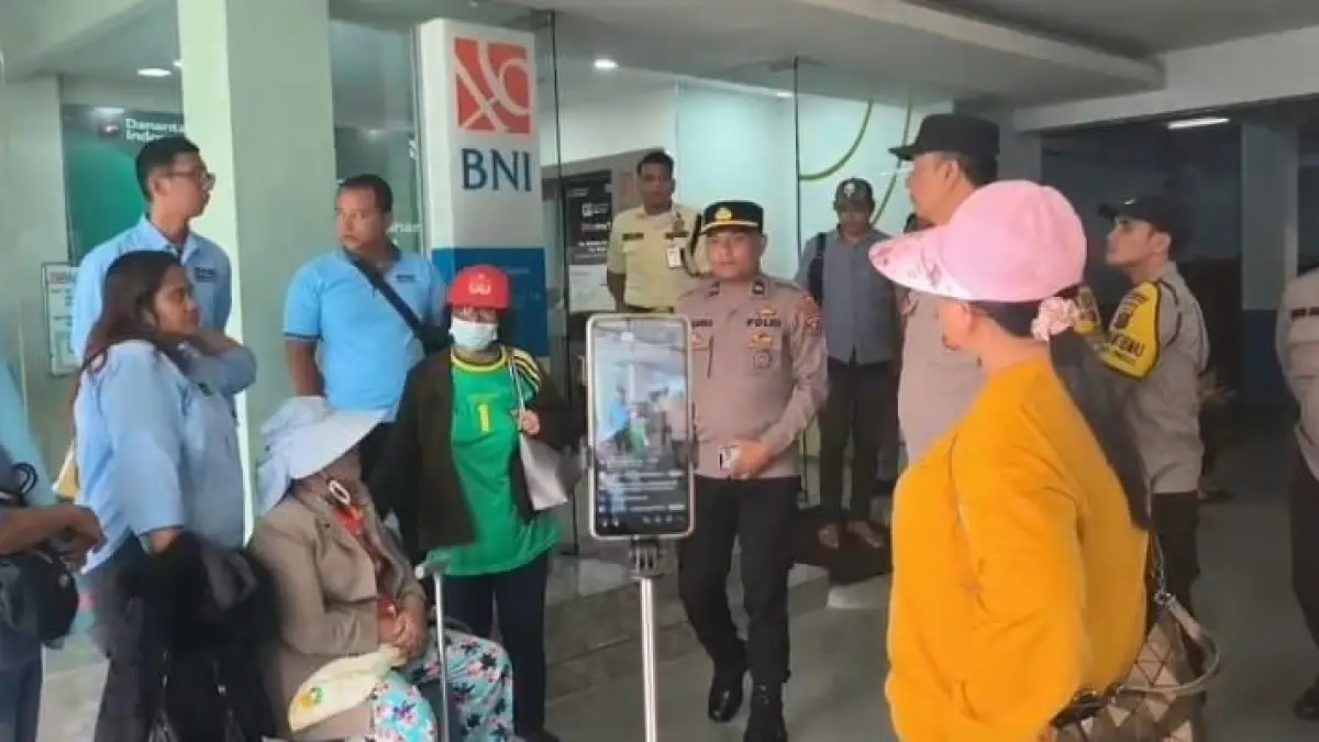 Puluhan nasabah menggelar aksi di depan kantor BNI Pematangsiantar menuntut pengembalian dana miliaran rupiah.