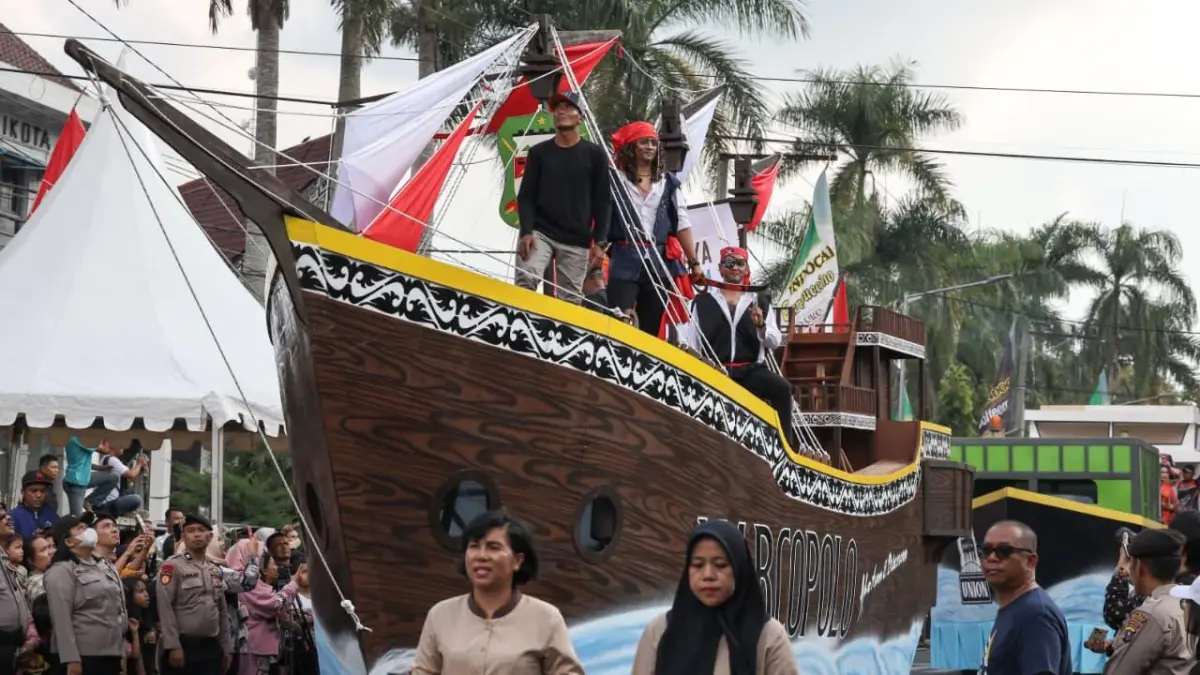 Ribuan warga memadati ruas jalan menyaksikan karnaval budaya dalam rangka Hari Jadi ke-155 Kota Pematangsiantar.