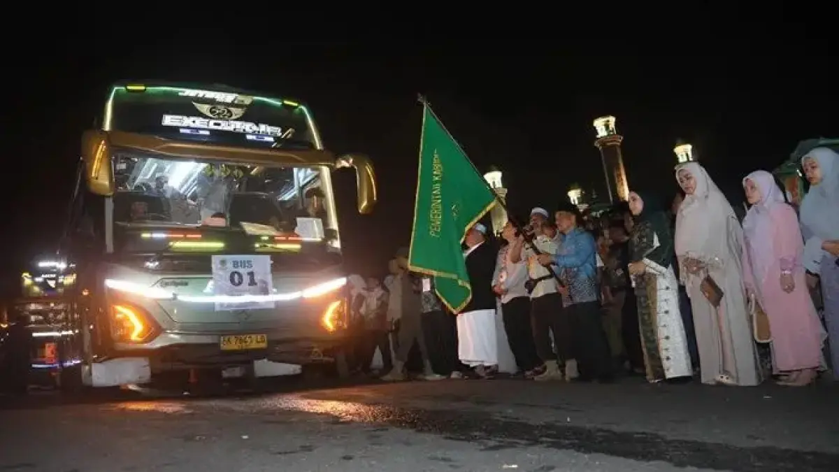 Suasana haru saat pemberangkatan 130 calon haji asal Kabupaten Tapanuli Selatan dari Masjid Agung Syahrun Nur, Sipirok, menuju Embarkasi Medan.