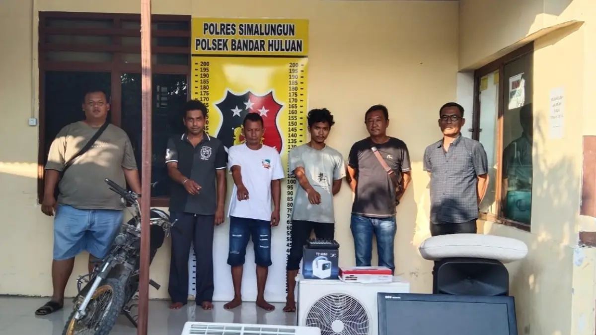 Tiga pelaku pembobolan rumah pegawai BUMN beserta barang bukti yang diamankan Polres Simalungun.