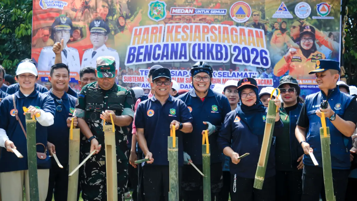 Wakil Wali Kota Medan Zakiyuddin Harahap memimpin Apel Hari Kesiapsiagaan Bencana 2026 di Lapangan Avros, ditandai pemukulan kentongan sebagai simbol peringatan dini.