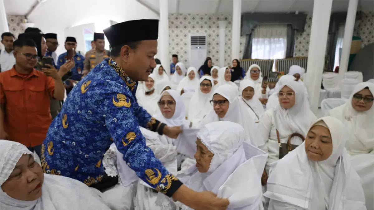 Wali Kota Tanjungbalai, Mahyaruddin Salim tepung tawar calon haji di Pendopo Rumah Dinas Wali Kota Tanjungbalai.