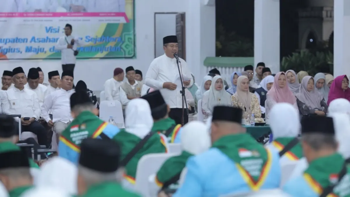 Bupati Asahan Taufik Zainal Abidin didampingi Wakil Bupati Rianto melepas keberangkatan 241 jamaah calon haji asal Asahan di Kisaran.