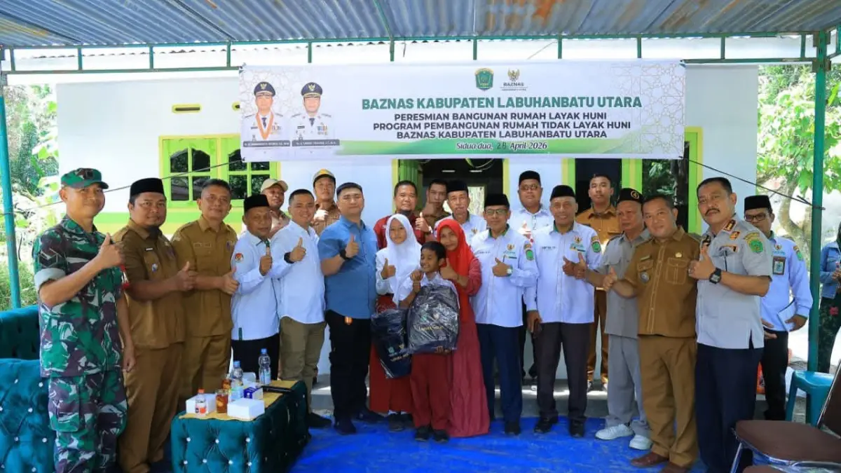 Bupati Labuhanbatu Utara Hendriyanto Sitorus meresmikan rumah layak huni bantuan Baznas untuk warga Desa Sidua-Dua, Labura.