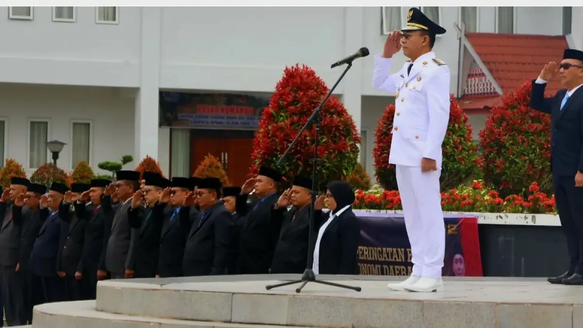 Bupati Tapanuli Selatan H. Gus Irawan Pasaribu saat memimpin upacara peringatan Hari Otonomi Daerah ke-30 Tahun 2026 di Sipirok.