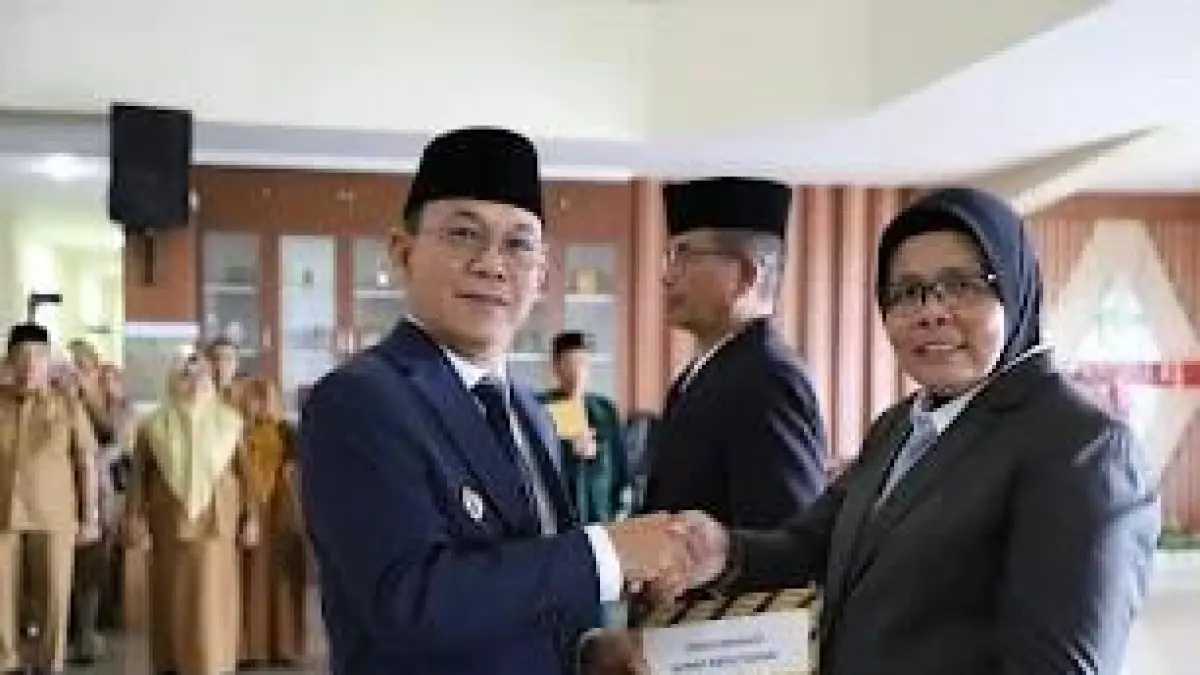 Bupati Tapsel, Gus Irawan Pasaribu, secara resmi melantik Efrida Yanti Pakpahan, &nbsp;sebagai Kadis Pendidikan dan Hamdy Saleh Pulungan, sebagai Inspektur Daerah, Selasa (28/4/2026).