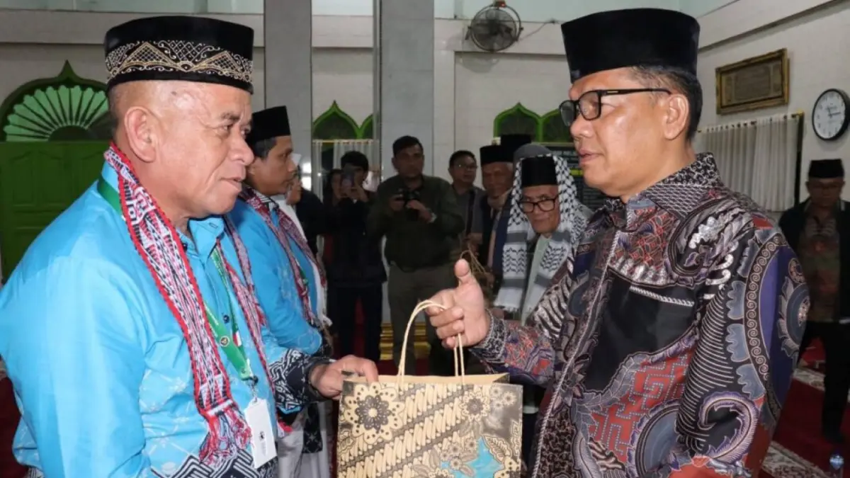Bupati Toba melalui perwakilannya melepas tujuh calon jemaah haji asal Kabupaten Toba di Masjid Raya Al Hidayah Porsea.