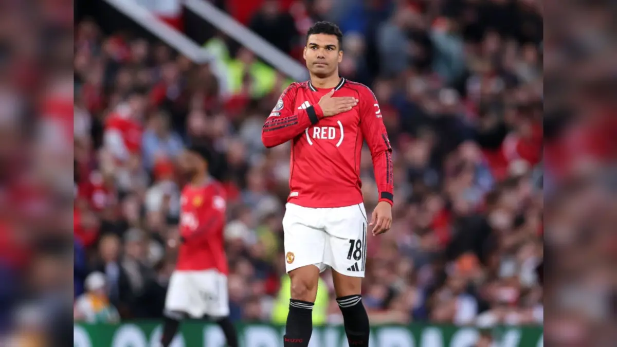 Casemiro dan Benjamin Sesko merayakan gol Manchester United ke gawang Brentford dalam kemenangan 2-1 di Old Trafford.