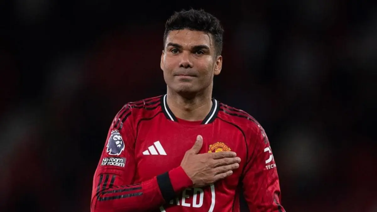 Casemiro tak kuasa menahan air mata usai Manchester United mengalahkan Brentford 2-1 di Old Trafford, Selasa (28/4/2026). 