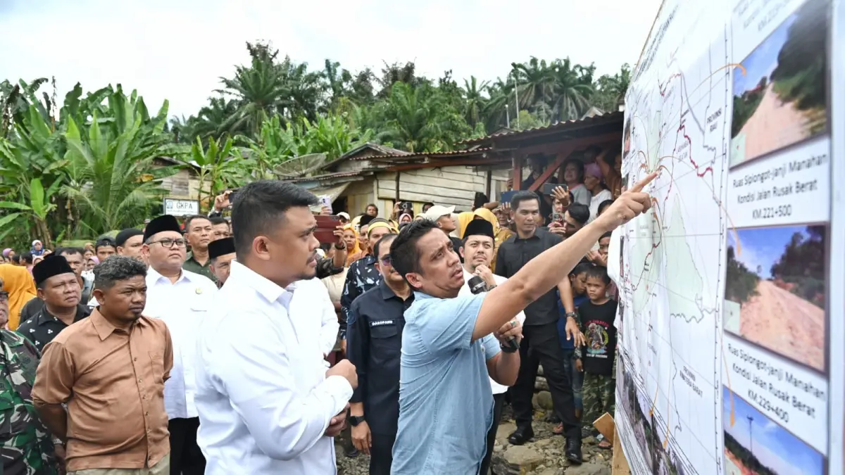 Gubernur Sumut Bobby Nasution didampingi Kepala Dinas BMBK Chandra Dalimunthe meninjau kondisi jalan di wilayah Sumut yang akan diperbaiki secara bertahap mulai 2026.