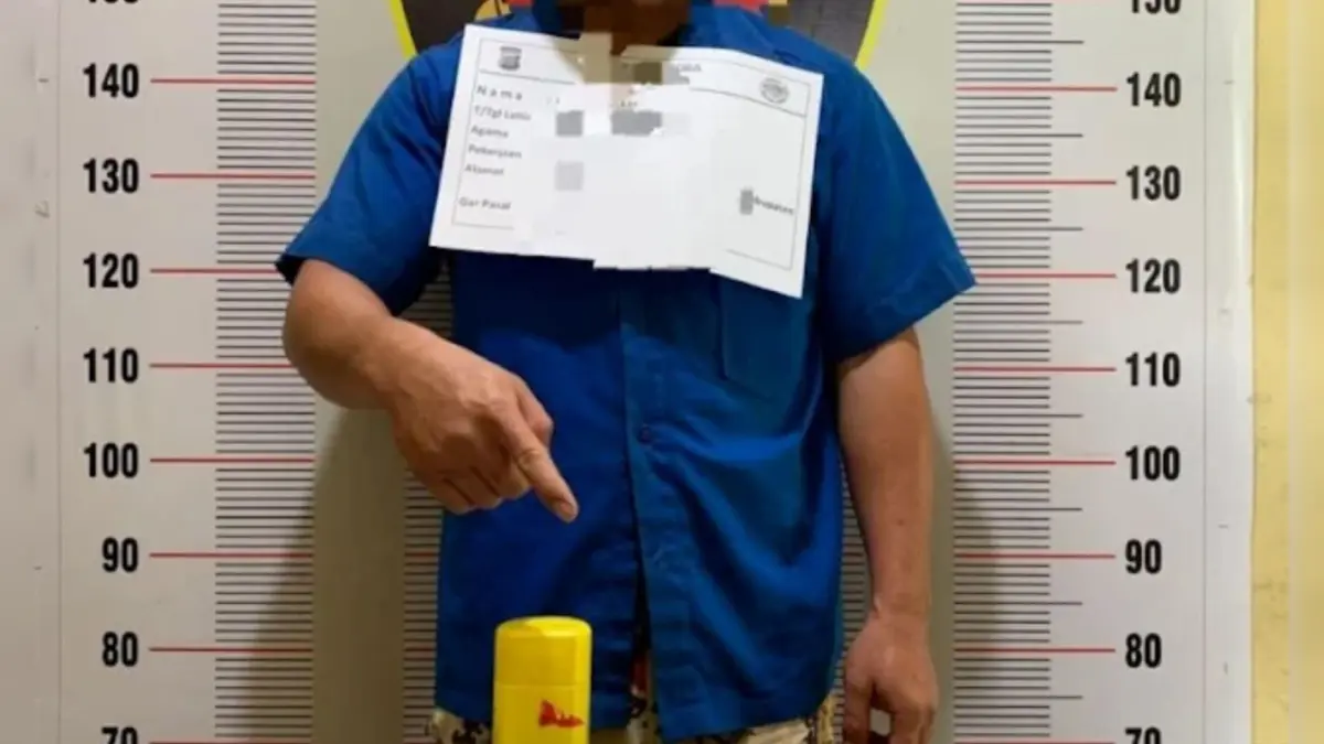 HP (34), tersangka kurir narkoba yang diamankan Polres Toba di Laguboti beserta barang bukti sabu, ekstasi, dan ganja di bengkel miliknya.