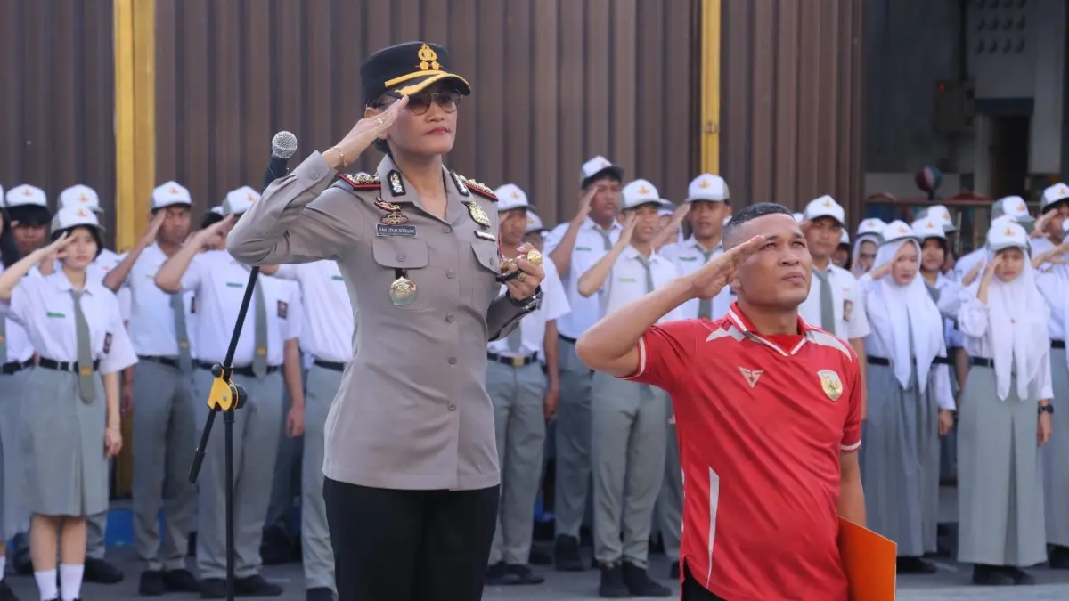 Kapolres Pematangsiantar AKBP Sah Udur Togi Marito Sitinjak menjadi pembina upacara bendera di SMA Sultan Agung Pematangsiantar.