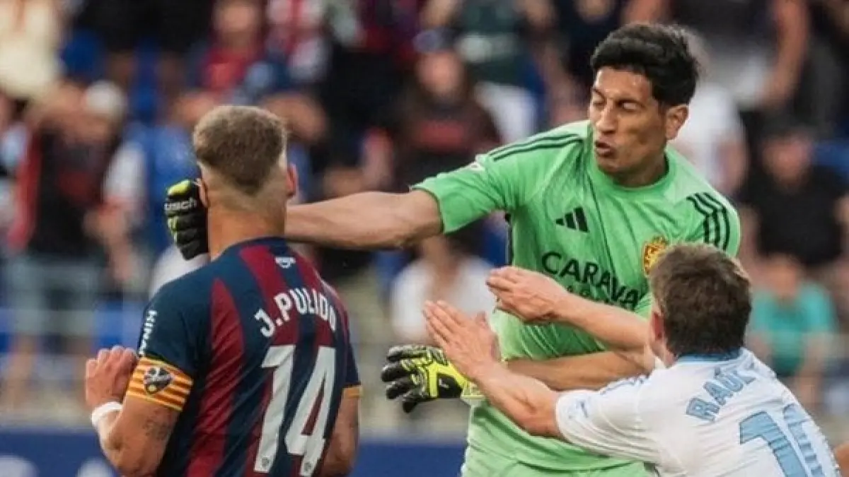 Kiper Real Zaragoza, Esteban Andrada, saat meninju kapten Huesca Jorge Pulido dalam laga Derby Aragon Divisi 2 Spanyol di Stadion El Alcoraz, Minggu (26/4/2026).