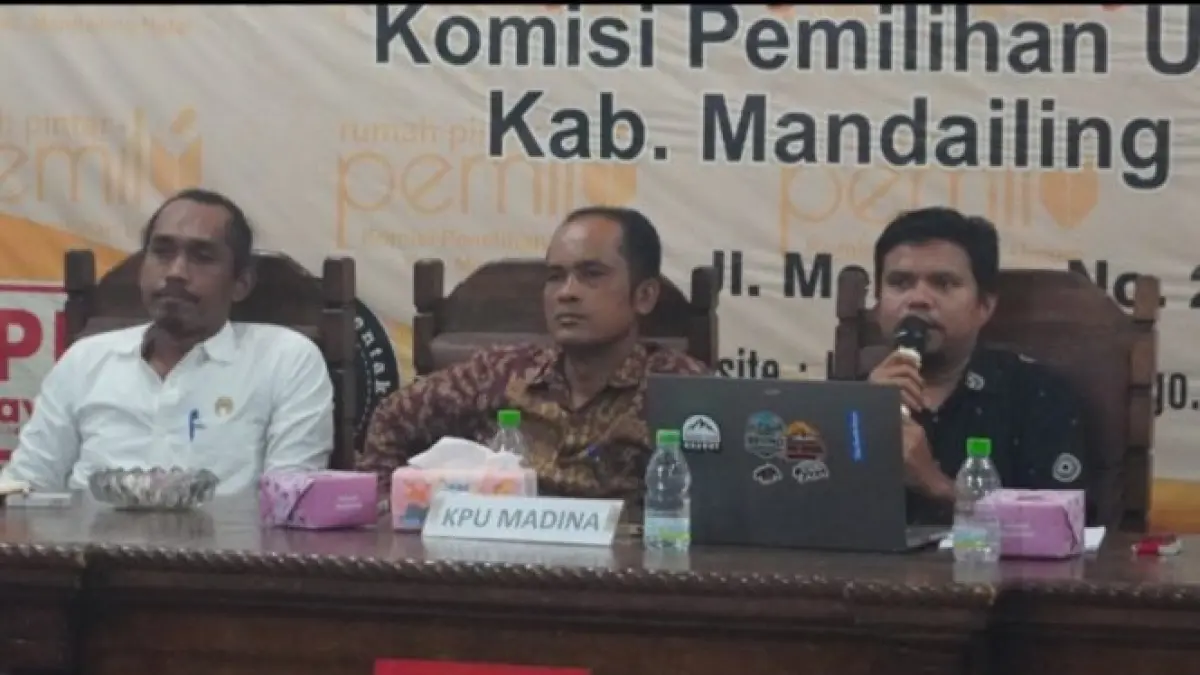 Komisioner KPU Kabupaten Mandailing Natal saat menggelar Focus Group Discussion Simulasi Penataan Daerah Pemilihan di Aula KPU Madina, Kamis (23/4/2026).