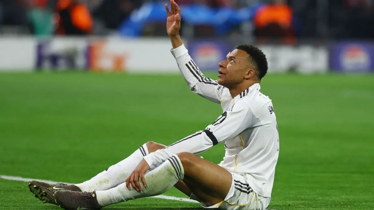 Kylian Mbappe terlihat kesakitan usai mengalami cedera hamstring saat Real Madrid menghadapi Real Betis di Sevilla.