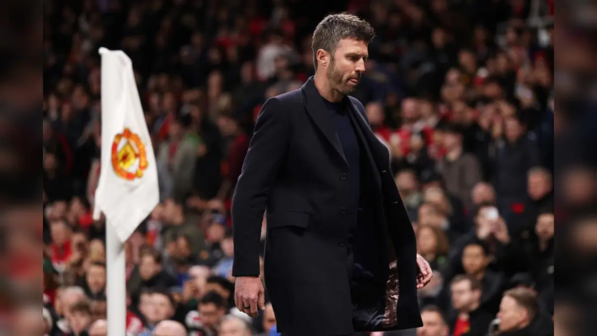 Manajer Manchester United Michael Carrick memberi instruksi dari pinggir lapangan saat timnya mengamankan kemenangan tipis atas Brentford di Old Trafford.
