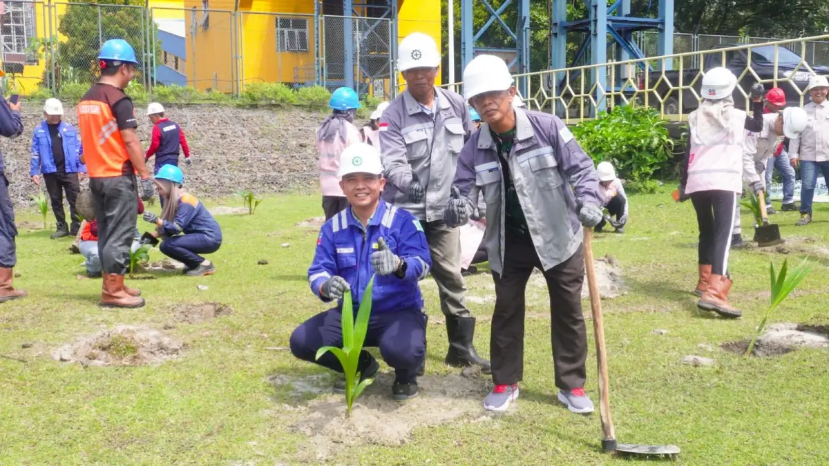 Memperingati Hari Bumi Sedunia, PLN Indonesia Power UBP Labuhan Angin lakukan penanaman pohon. (Darwis Halawa & Humas UBP Labuhan Angin/MetroDaily)