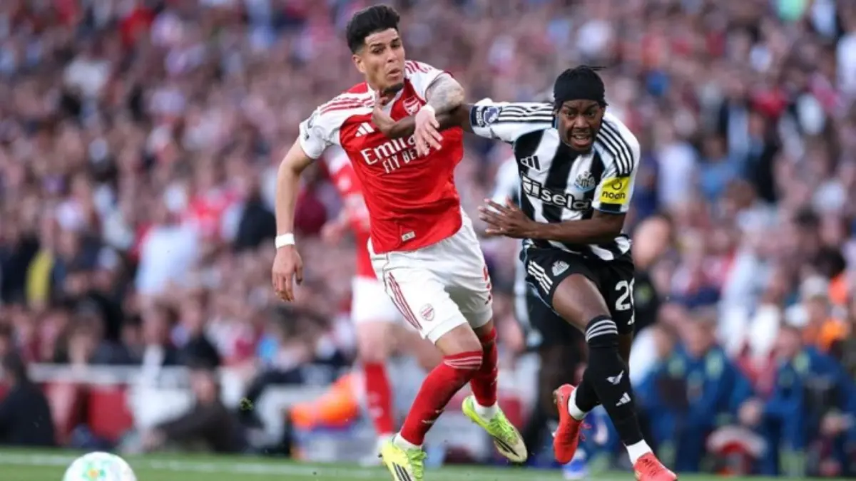 Pemain Arsenal merayakan gol tipis 1-0 atas Newcastle United di Emirates Stadium. Penampilan The Gunners dinilai belum meyakinkan menjelang jadwal padat yang mencakup semifinal Liga Champions dan laga liga melawan Fulham. (Foto: Getty Images)