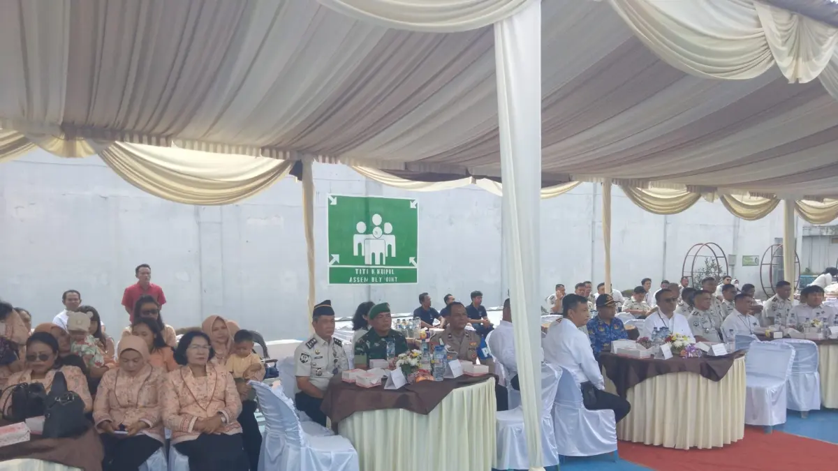 Peringatan Hari Bakti Pemasyarakatan ke-62 di Lapas Narkotika Pematangsiantar diwarnai pemotongan nasi tumpeng sebagai simbol syukur dan kebersamaan.