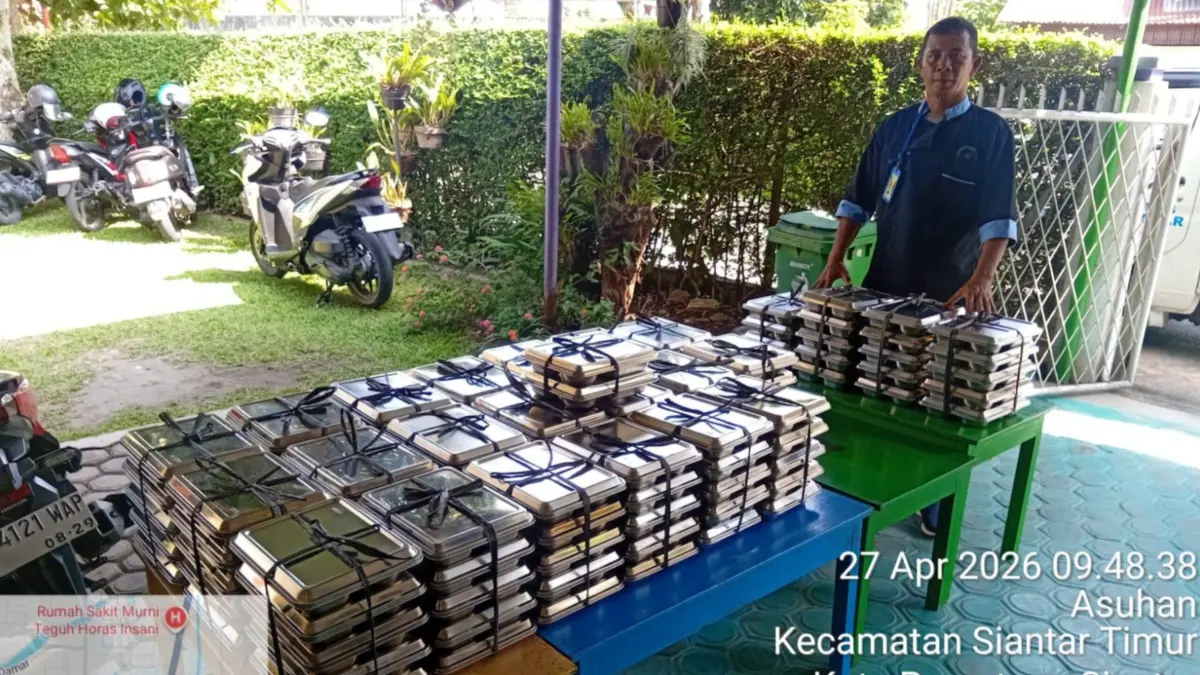 Personel Polsek Siantar Timur memonitor distribusi 121 paket Makan Bergizi Gratis kepada siswa TK Nazareth Pematangsiantar.