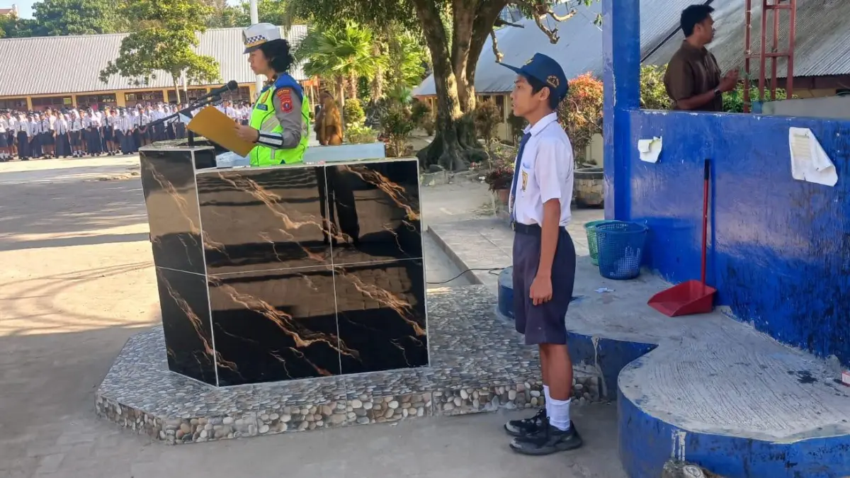 Personel Sat Lantas Polres Pematangsiantar menjadi pembina upacara di SMPN 2 Pematangsiantar sekaligus memberikan edukasi tertib berlalu lintas kepada siswa.