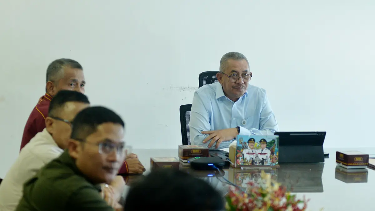 Pj Sekdaprov Sumut Sulaiman Harahap memimpin rapat daring bersama Pemkab Tapteng terkait percepatan pendataan korban bencana berbasis BNBA di Kantor Gubernur Sumut, Medan, Selasa (28/4/2026).
