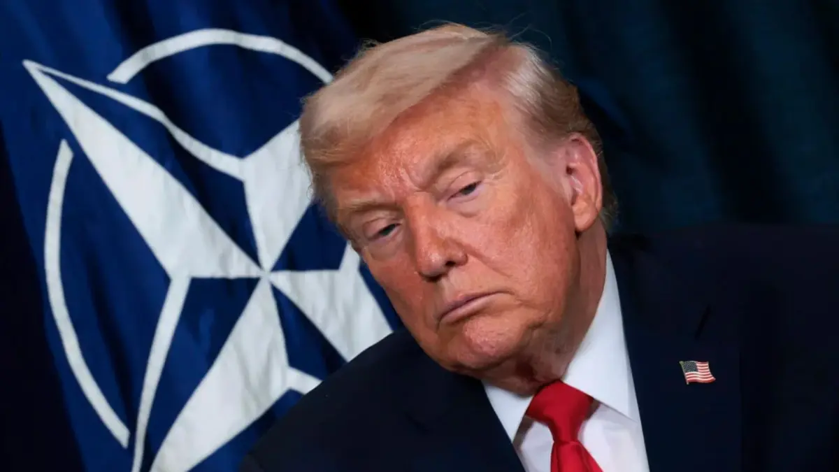 Presiden AS Donald Trump dengan latar belakang bendera NATO dalam ilustrasi bertanggal 24 April 2026. Trump menyatakan ketidakpuasannya atas proposal Iran yang dinilai mengabaikan isu program nuklir. (Foto: Chip Somodevilla/Getty Images)