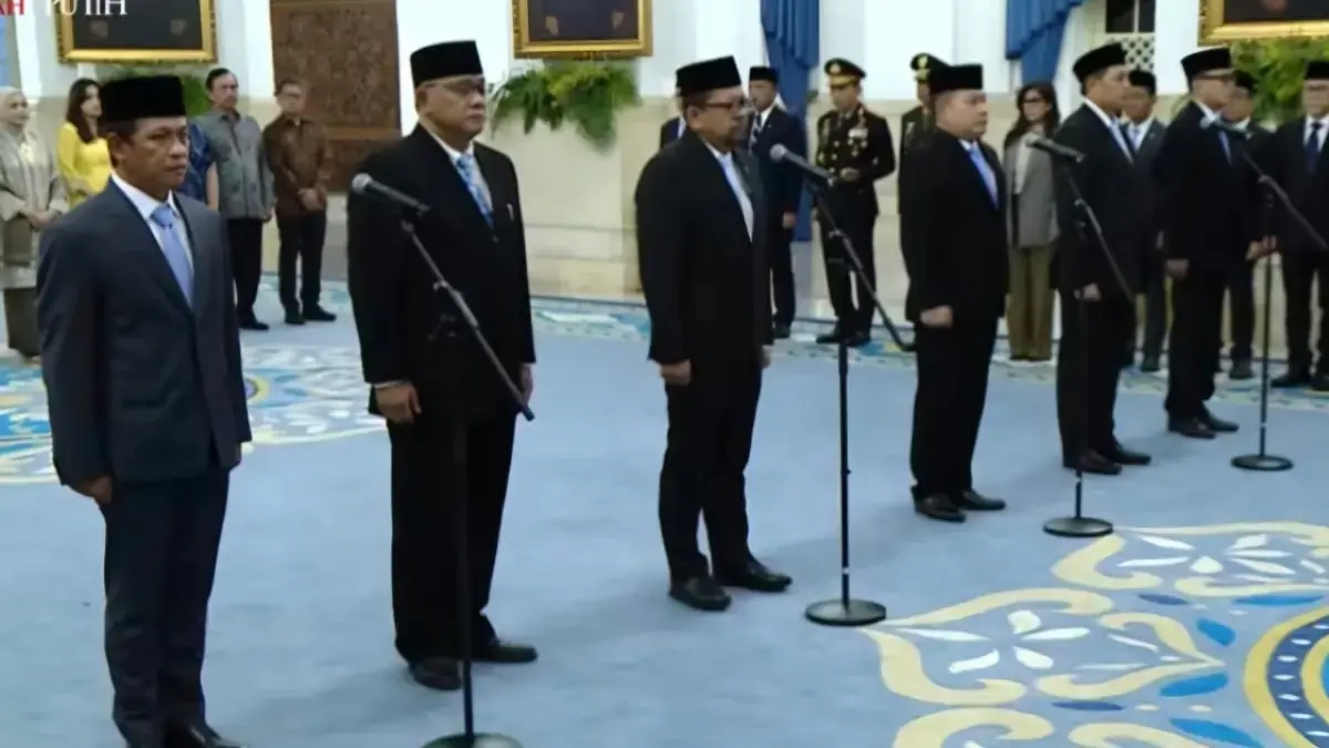 Presiden Prabowo Subianto memimpin pelantikan dan reshuffle Kabinet Merah Putih di Istana Negara, Jakarta.