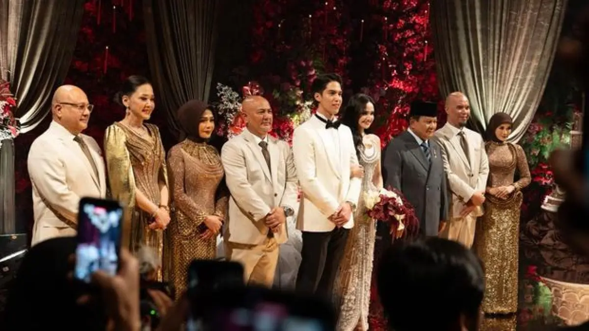 Presiden Prabowo Subianto menghadiri pernikahan Syifa Hadju dan El Rumi, yang diwarnai momen kebingungan akibat perubahan susunan sesi foto keluarga.