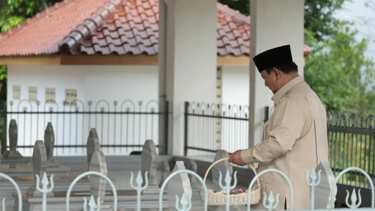 Presiden Prabowo ziarah ke makam Kakeknya Margono Djojohadikusumo.