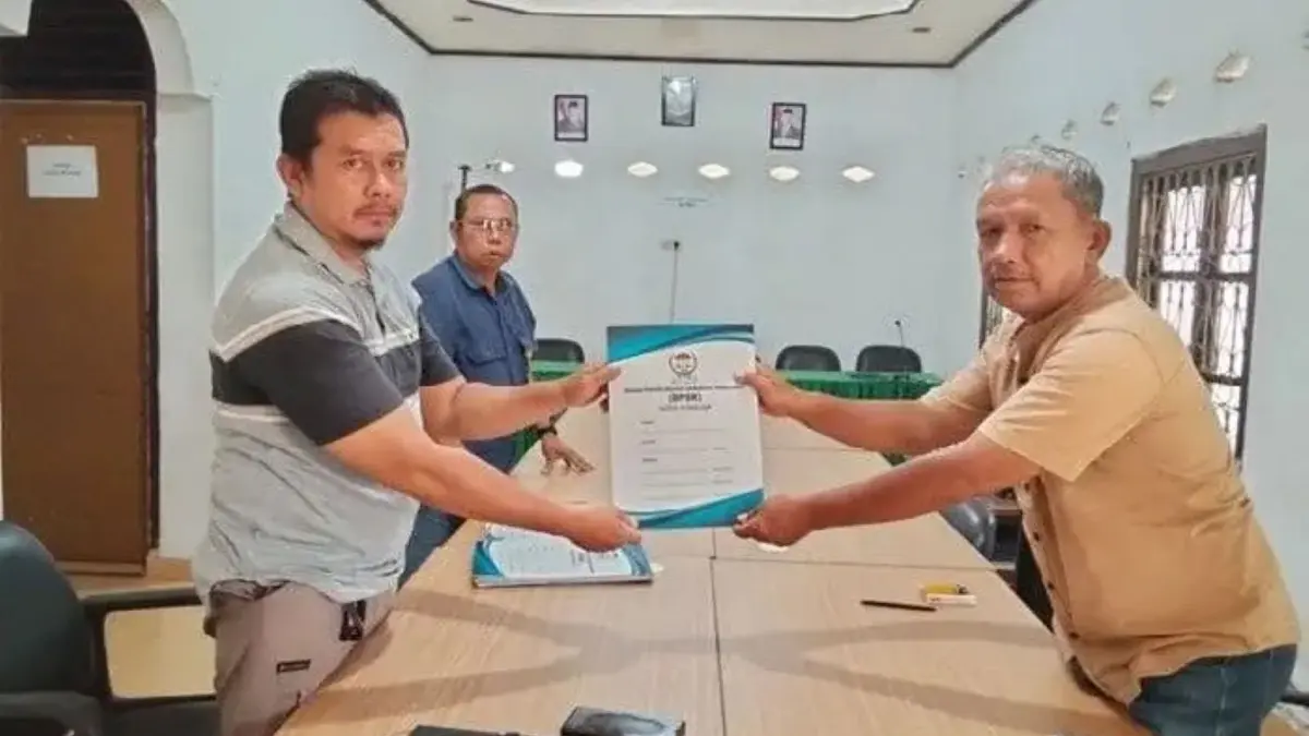Seorang pelanggan Perumda Air Minum Tirta Nauli Sibolga saat menyerahkan laporan pengaduan terkait kualitas air ke BPSK perwakilan Sibolga.