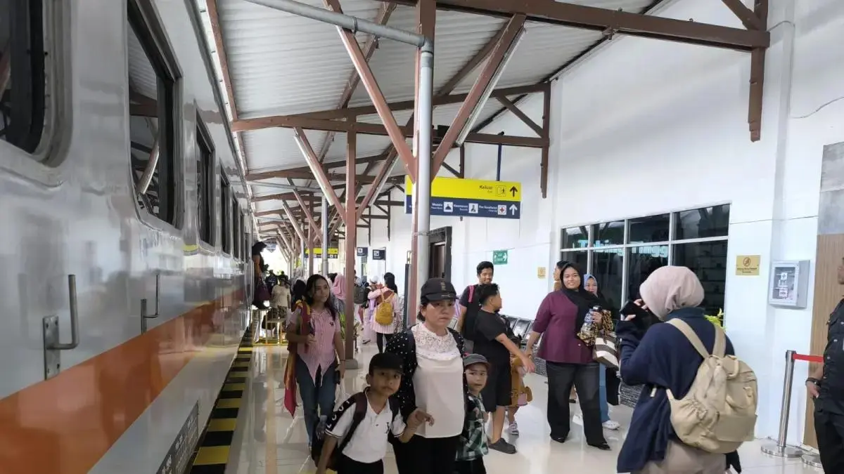 Suasana Stasiun Medan saat aktivitas penumpang kereta api meningkat menjelang libur panjang Hari Buruh 2026.