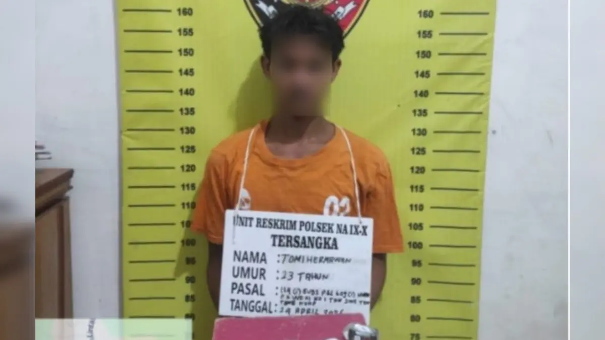 Tersangka kurir sabu beserta barang bukti diamankan di Mapolsek Na IX-X Labuhanbatu Utara.