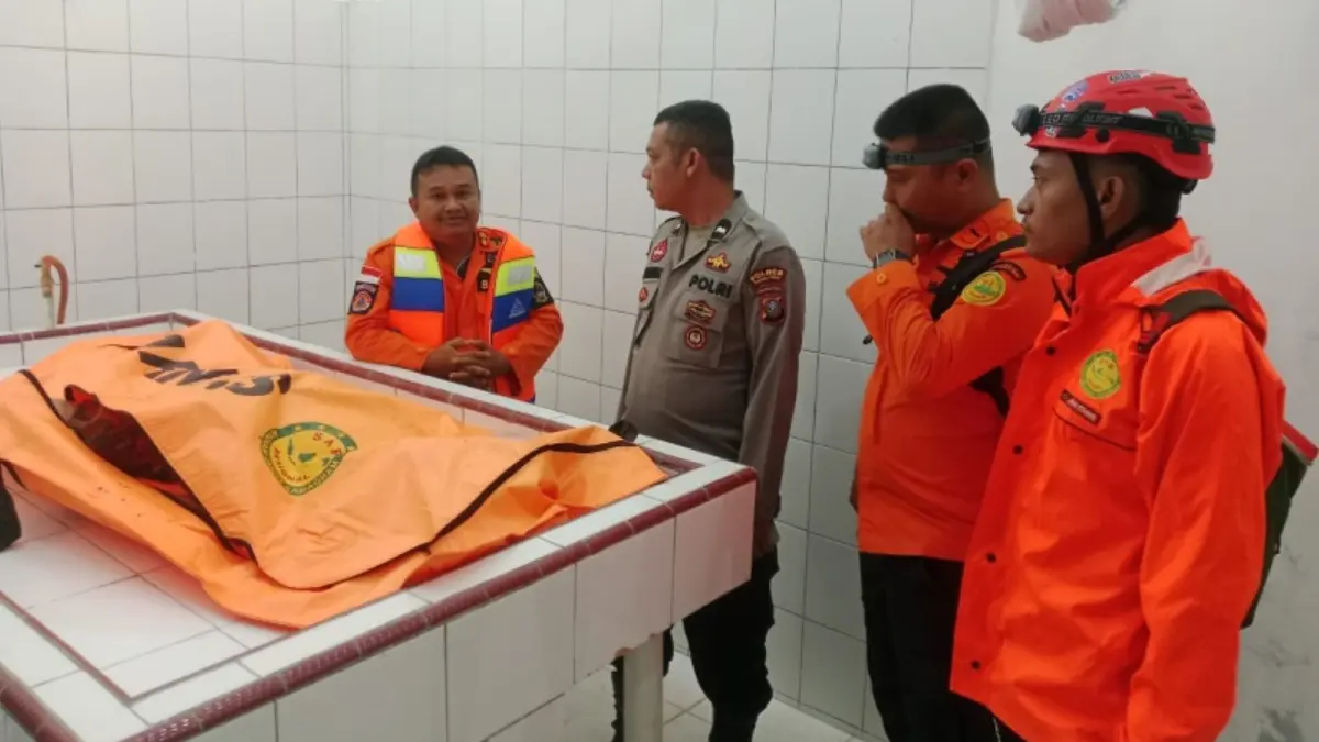 Tim gabungan BPBD, Basarnas, dan warga mengevakuasi jasad korban terseret arus Sungai Aek Tolang ke RSUD Pandan, Jumat malam (24/4/2026).