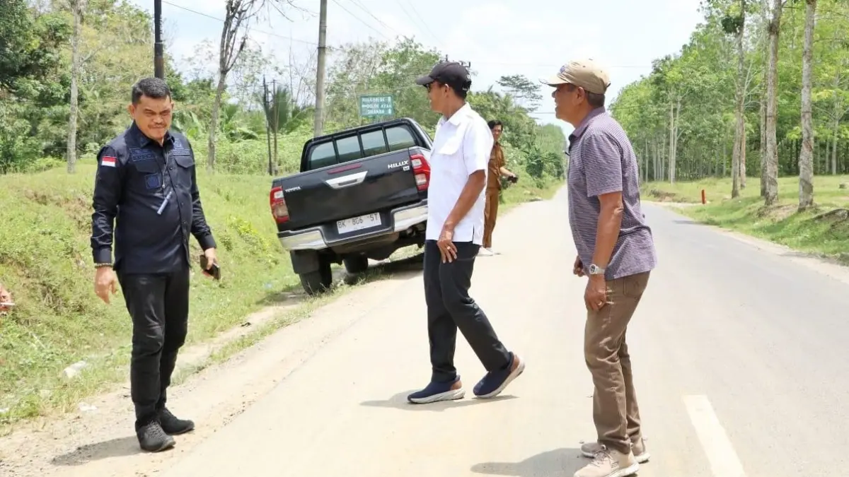 Tim gabungan meninjau kondisi ruas jalan di Kabupaten Simalungun yang telah selesai dibangun dan kini lebih mulus serta layak dilintasi.