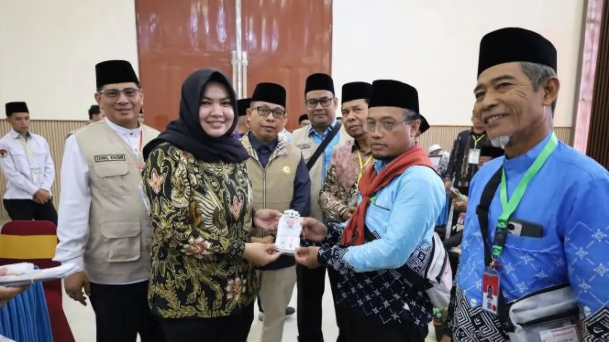 Wakil Bupati Mandailing Natal Atika Azmi Utammi Nasution bersama Kakanwil Kemenag Sumut Dr. H. Zulkifli Sitorus, MA menyambut 342 jamaah calon haji Kabupaten Madina di Asrama Haji Medan, Senin (27/4/2026).