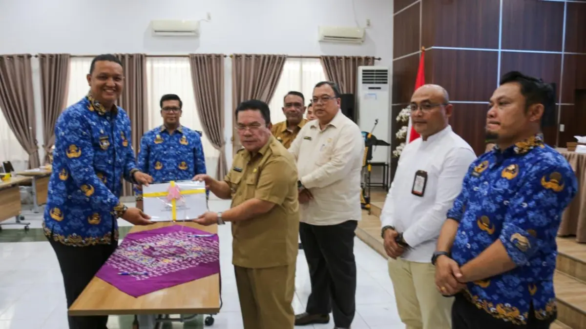 Wali Kota Pematangsiantar Wesly Silalahi menyerahkan DKP dan SPPT PBB-P2 Tahun 2026 kepada para camat di lingkungan Pemko Pematangsiantar.
