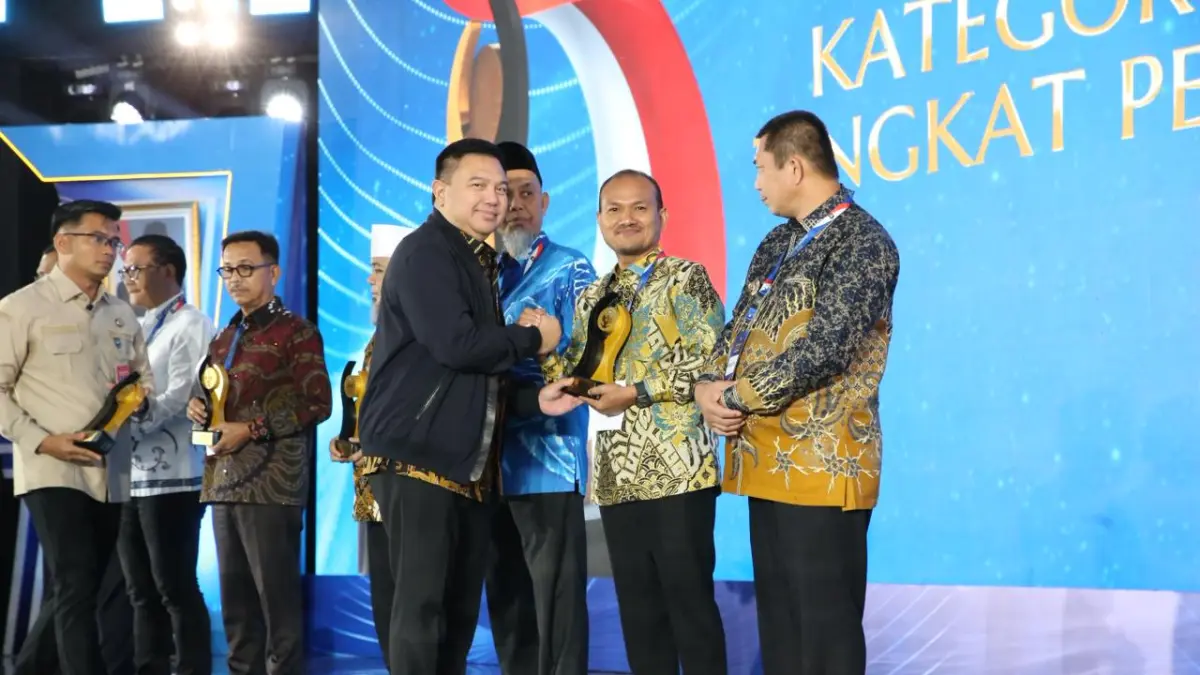 Wali Kota Tanjungbalai Mahyaruddin Salim menerima penghargaan Juara 2 nasional penurunan pengangguran dari Sekjen Kemendagri Tomsi Tohir pada ajang Apresiasi Pemerintah Daerah Berprestasi 2026 di Palembang.