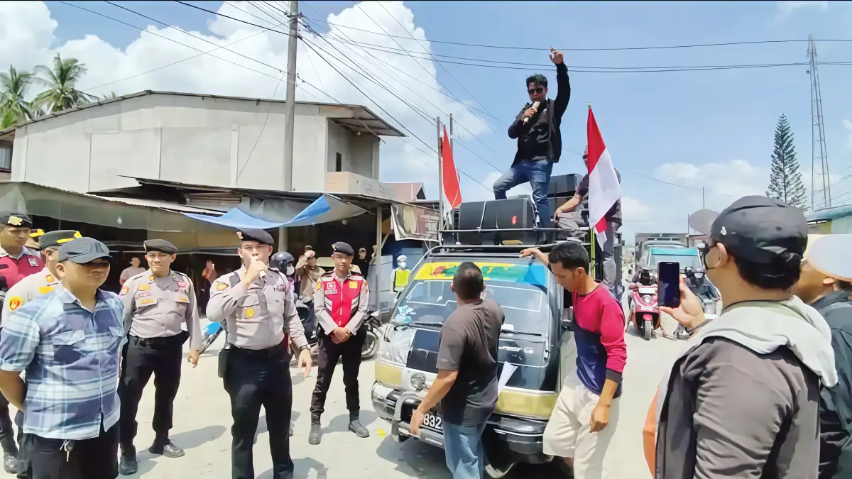 Warga Buntu Pane, Kabupaten Asahan, melakukan aksi unjuk rasa dan memblokade Jalan Besar Sei Silau Timur sebagai protes jalan rusak, Senin (27/4/2026).