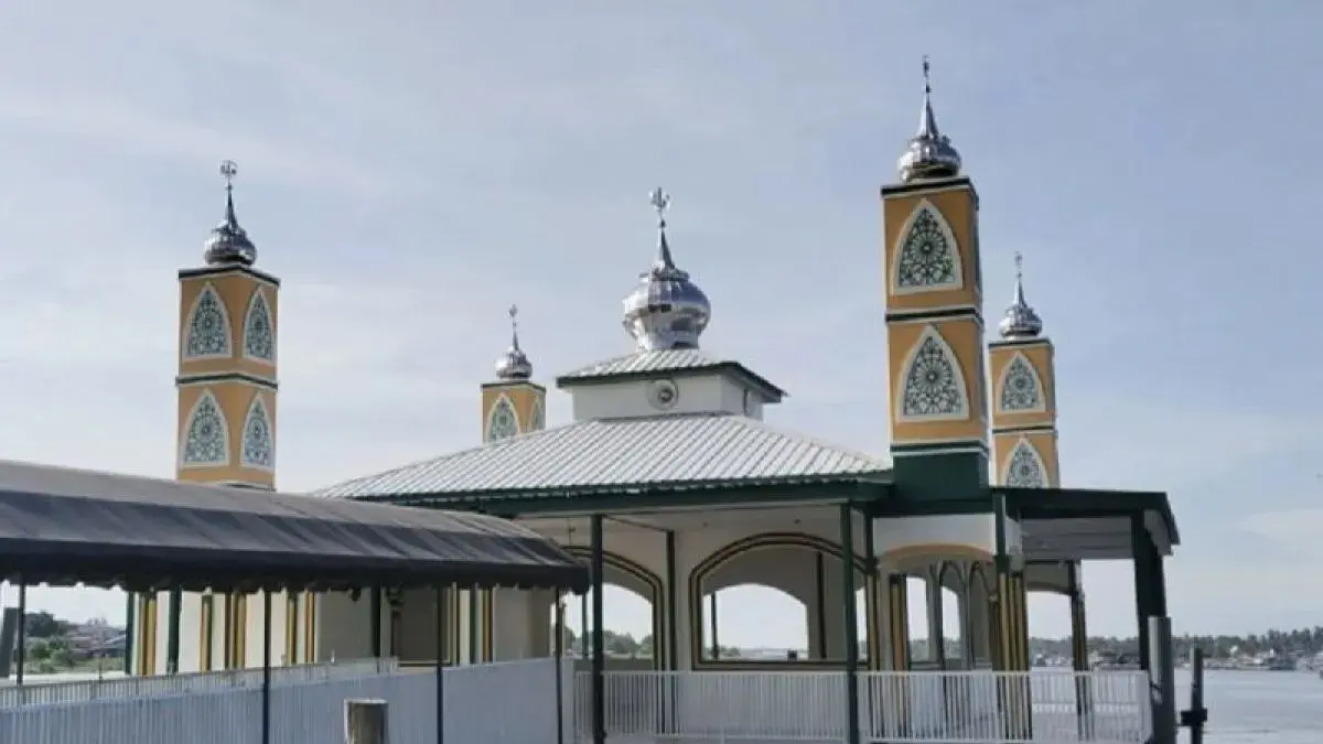 Bangunan terapung menyerupai masjid di pertemuan Sungai Asahan dan Sungai Silau, Kota Tanjungbalai, yang belum layak difungsikan sebagai rumah ibadah.